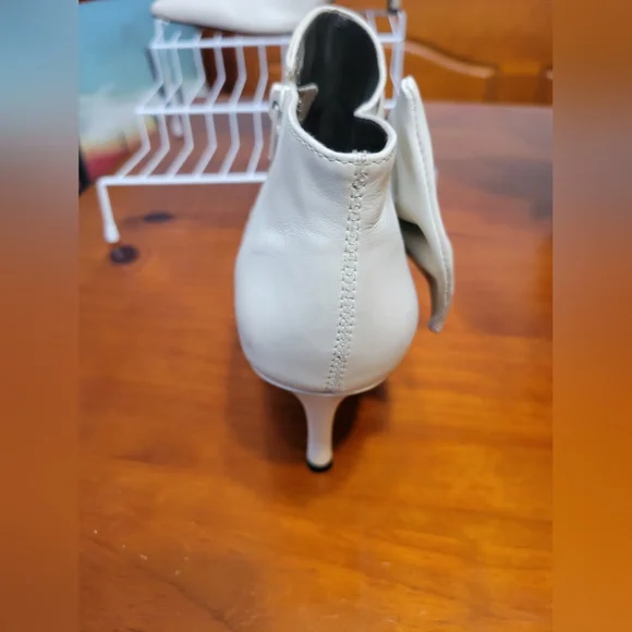 ALDO white leather heeled booties - Picture 6 of 7